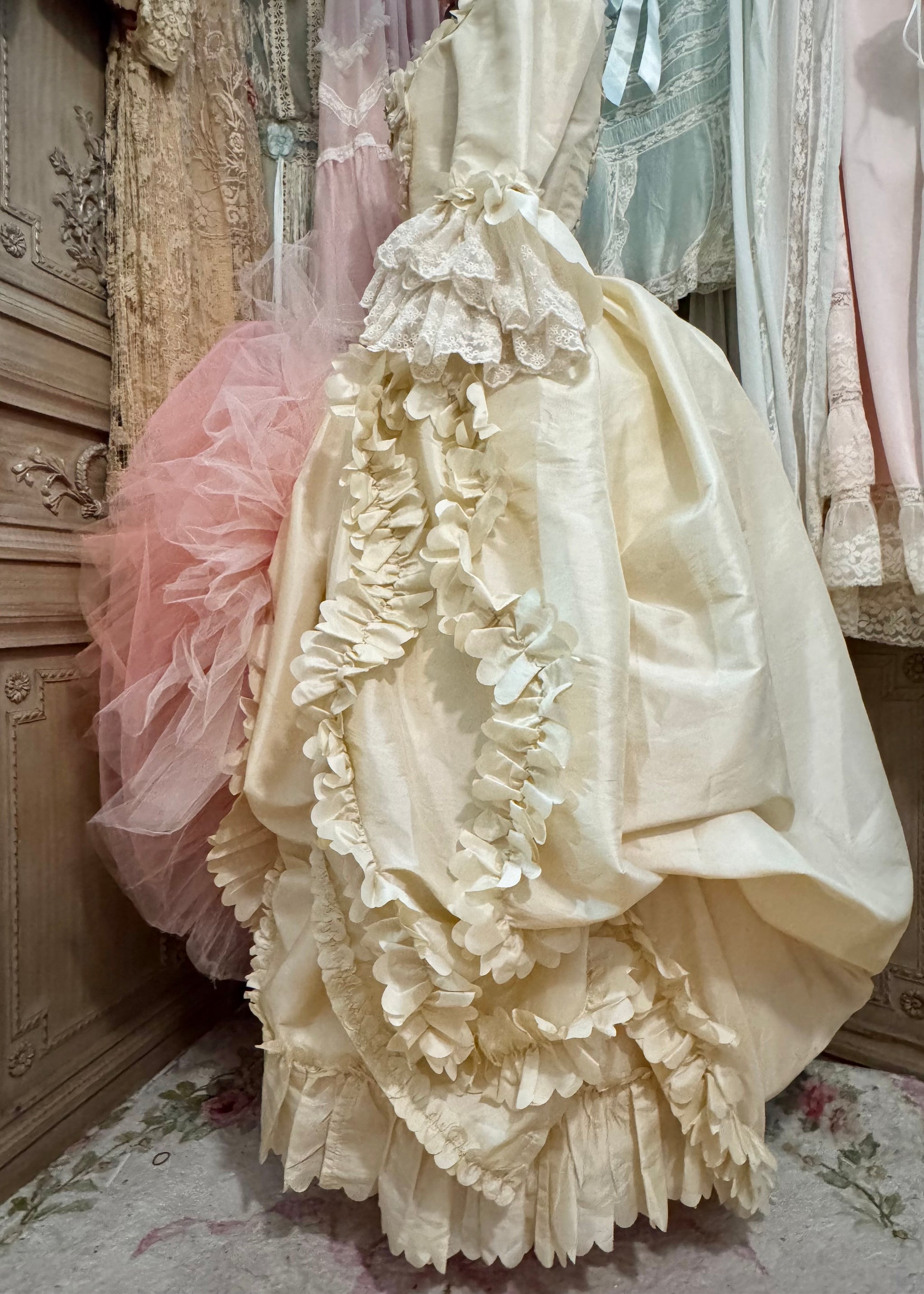 Let them eat cake gown 🎂🎀🦢 – Ann.tique