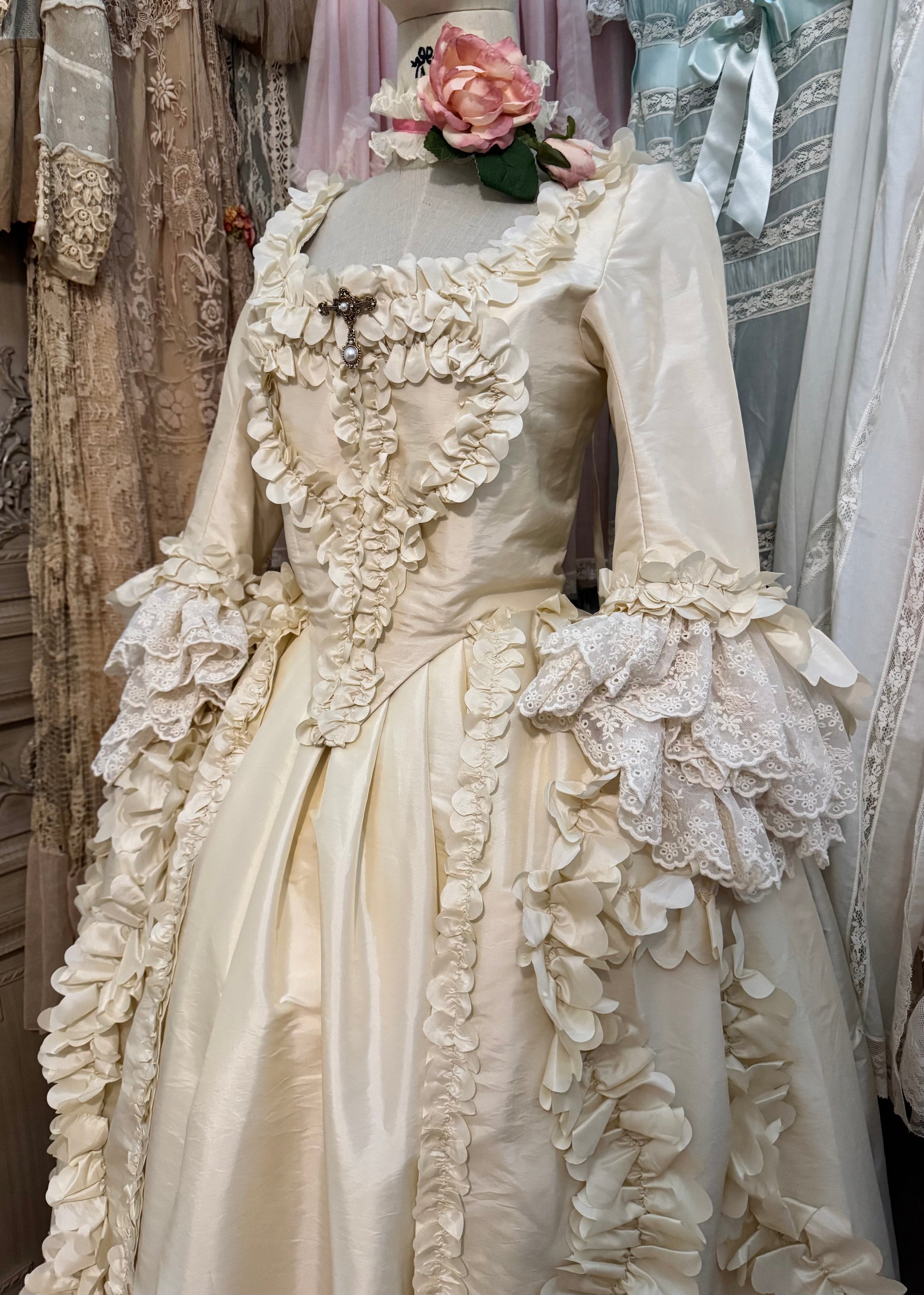 Let them eat cake gown 🎂🎀🦢 – Ann.tique