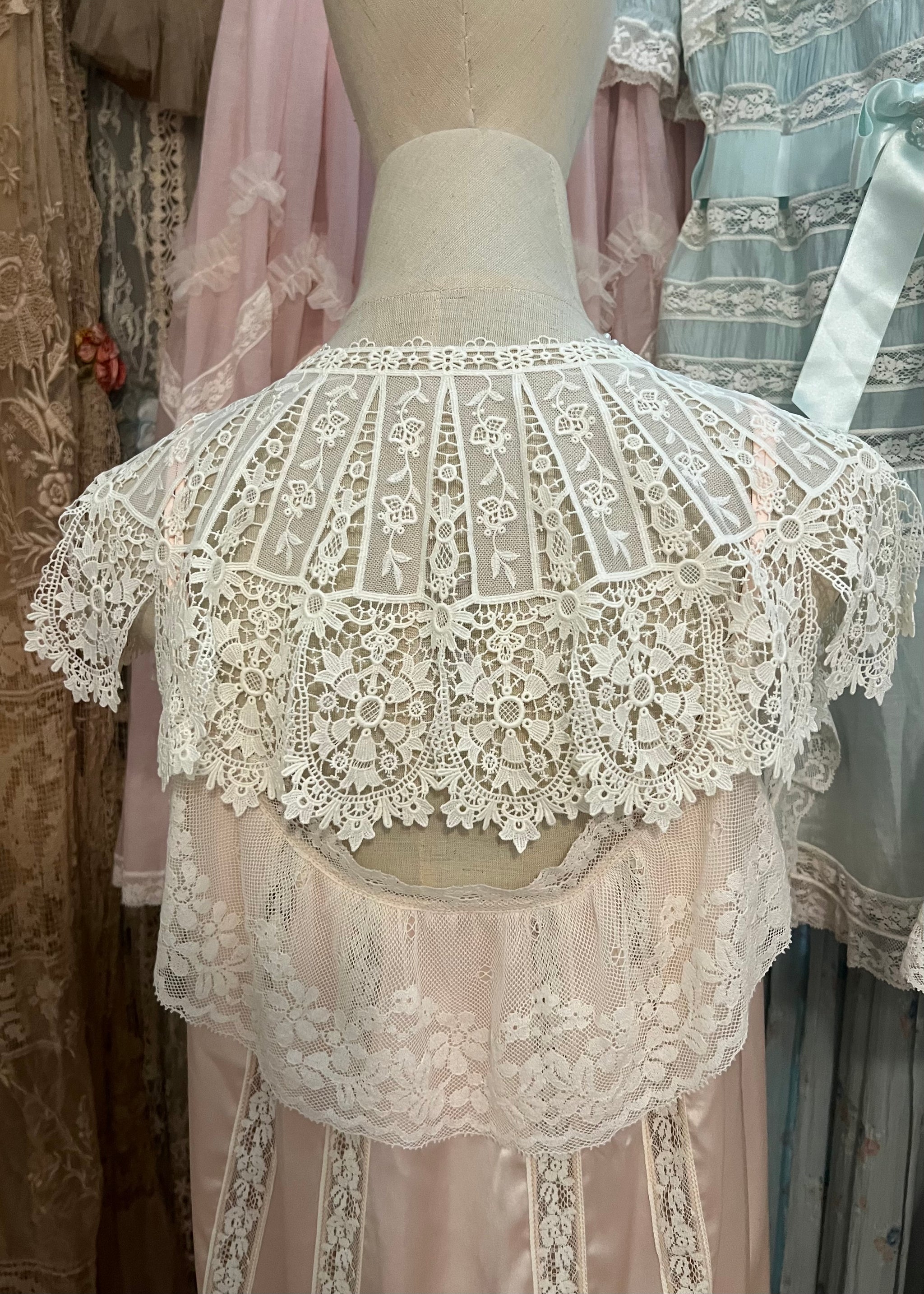 Ecru lace collar – Ann.tique