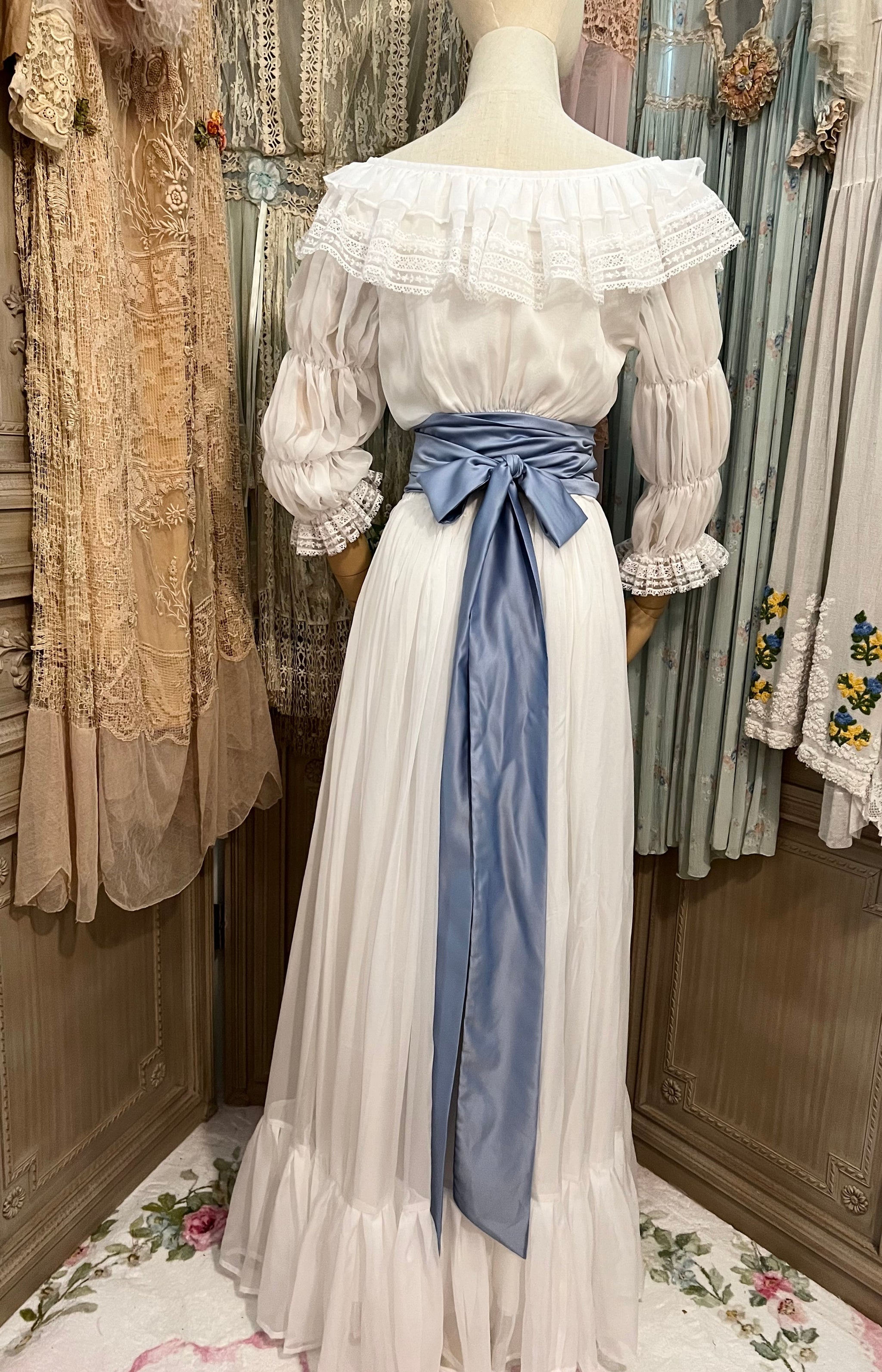 Marie Antoinette Chemise  La Mode The Devil Wears A White Dress:  Antoinette Et La Chemise