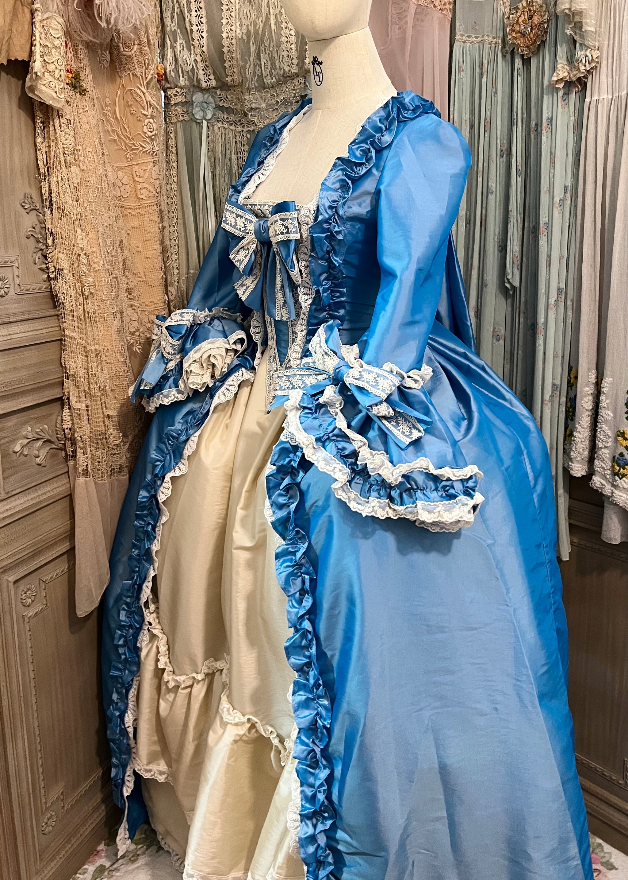 Versailles Robe à la française Marie Antoinette robe a la francaise ball gown historical costumes historical costuming handmade custom order tailoring rococo rocococore rococo style 17th century 8th century queen sack back